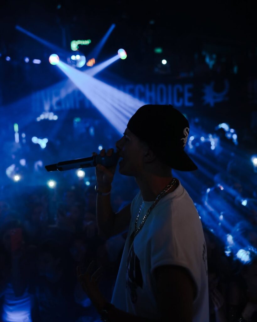 Corre em silêncio, Vitória no barulho.