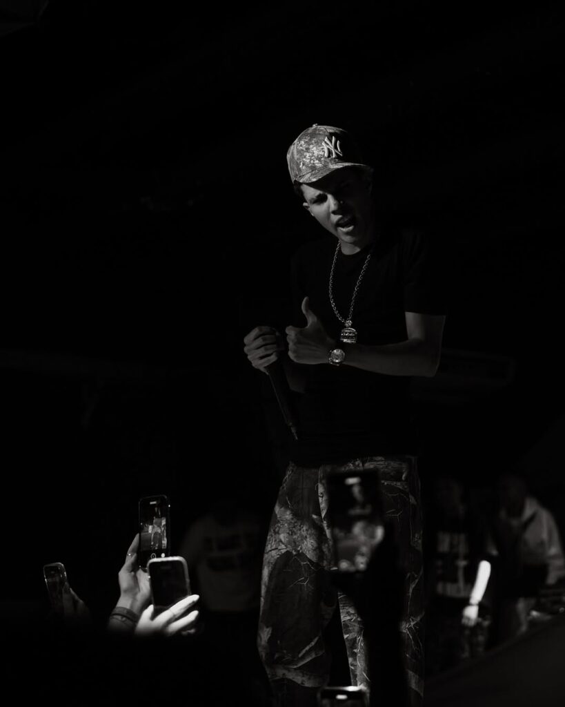 Corre em silêncio, Vitória no barulho. (2)