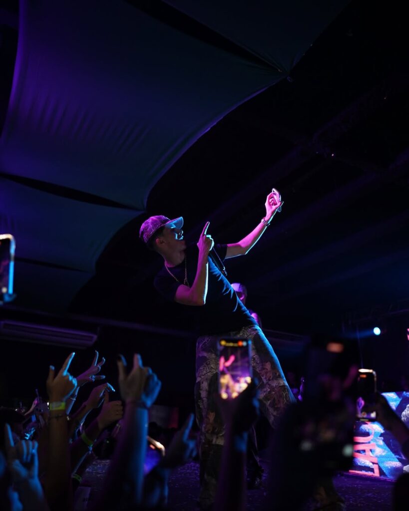 Corre em silêncio, Vitória no barulho. (3)