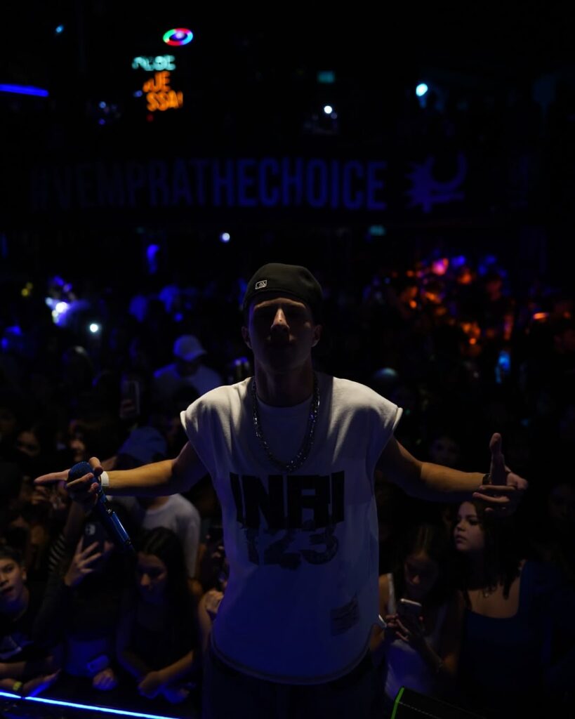 Corre em silêncio, Vitória no barulho. (4)